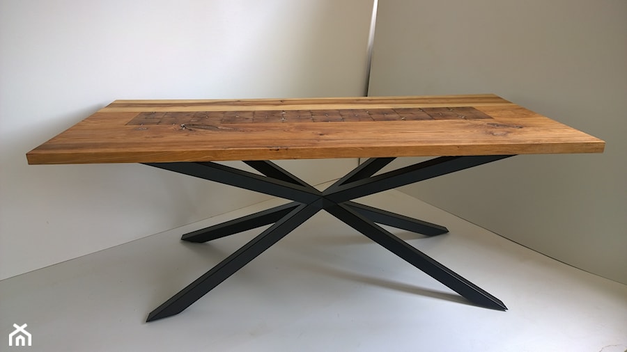 stoły z drewnianym blatem - zdjęcie od Pracownia mebli unikatowych