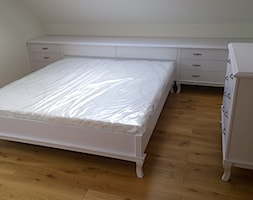 łóżko białe pod skosem - zdjęcie od Pracownia mebli unikatowych - Homebook