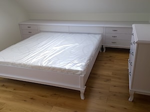 łóżko białe pod skosem - zdjęcie od Pracownia mebli unikatowych