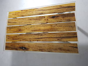 Blat stolika z historycznego drewna zalanego żywicą - zdjęcie od Pracownia mebli unikatowych