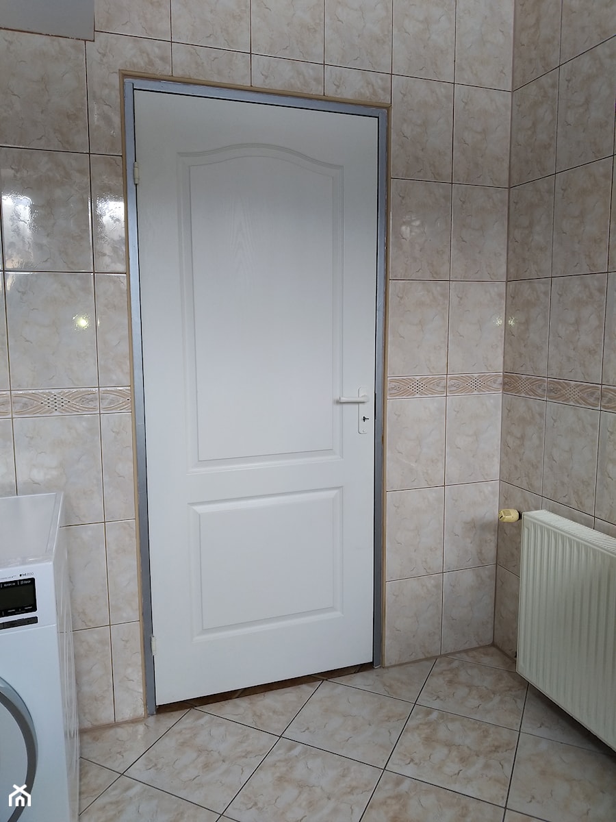 Drzwi łazienkowe przed metamorfozą - zdjęcie od Pracownia mebli unikatowych