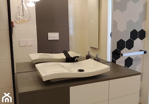 Łazienka nowoczesna biało - szara - zdjęcie od Pracownia mebli unikatowych