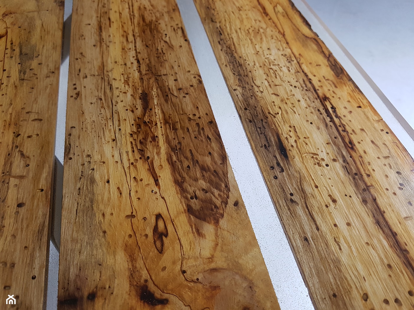 Blat stolika z historycznego drewna zalanego żywicą - zdjęcie od Pracownia mebli unikatowych - Homebook