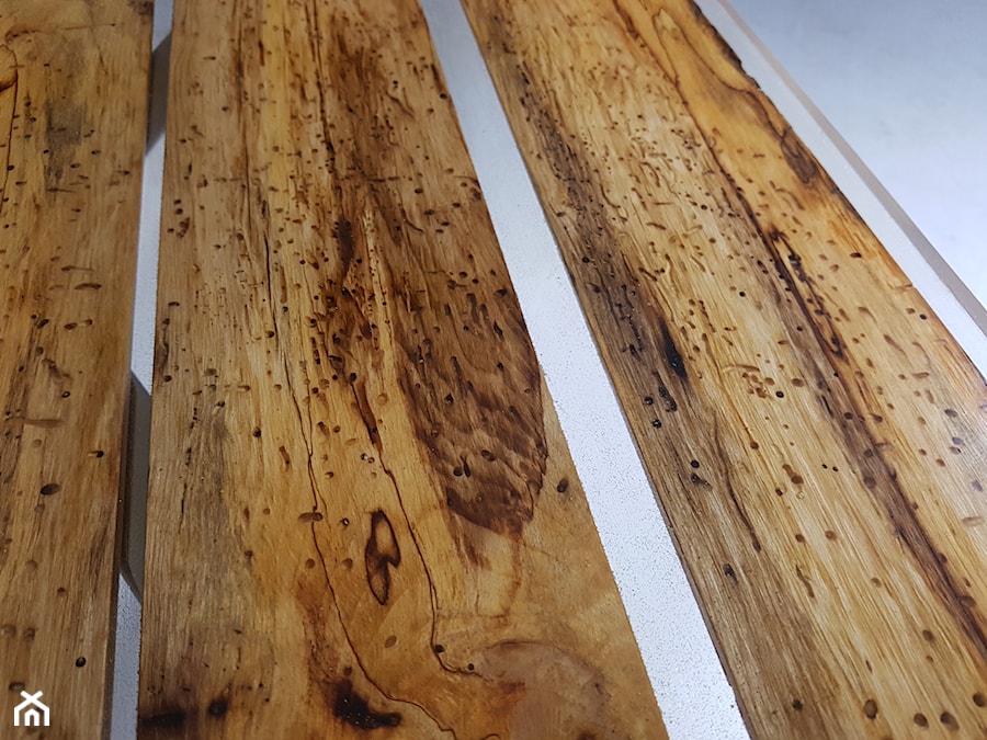 Blat stolika z historycznego drewna zalanego żywicą - zdjęcie od Pracownia mebli unikatowych