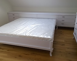 białe łóżko w zabudowie pod skosem - zdjęcie od Pracownia mebli unikatowych - Homebook