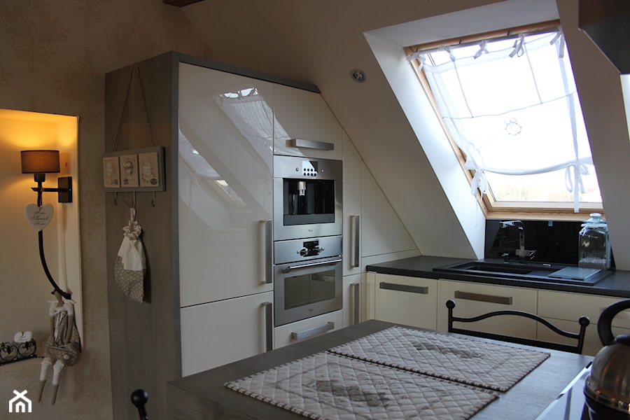 Spełnione marzenie - Średnia otwarta biała z zabudowaną lodówką z podblatowym zlewozmywakiem kuchnia w kształcie litery l z oknem - zdjęcie od HOSTA MEBLE