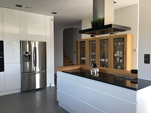 Realizacje - Duża z salonem biała z zabudowaną lodówką kuchnia w kształcie litery l z wyspą lub półwyspem, styl nowoczesny - zdjęcie od HOSTA MEBLE