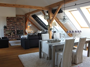 Mieszkanie na poddaszu - Średnia biała brązowa jadalnia w salonie, styl glamour - zdjęcie od HOSTA MEBLE