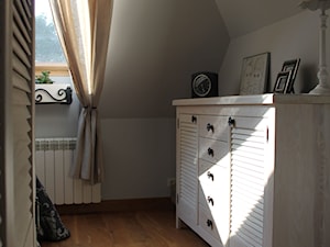 Mieszkanie na poddaszu - Mała biała sypialnia na poddaszu, styl glamour - zdjęcie od HOSTA MEBLE