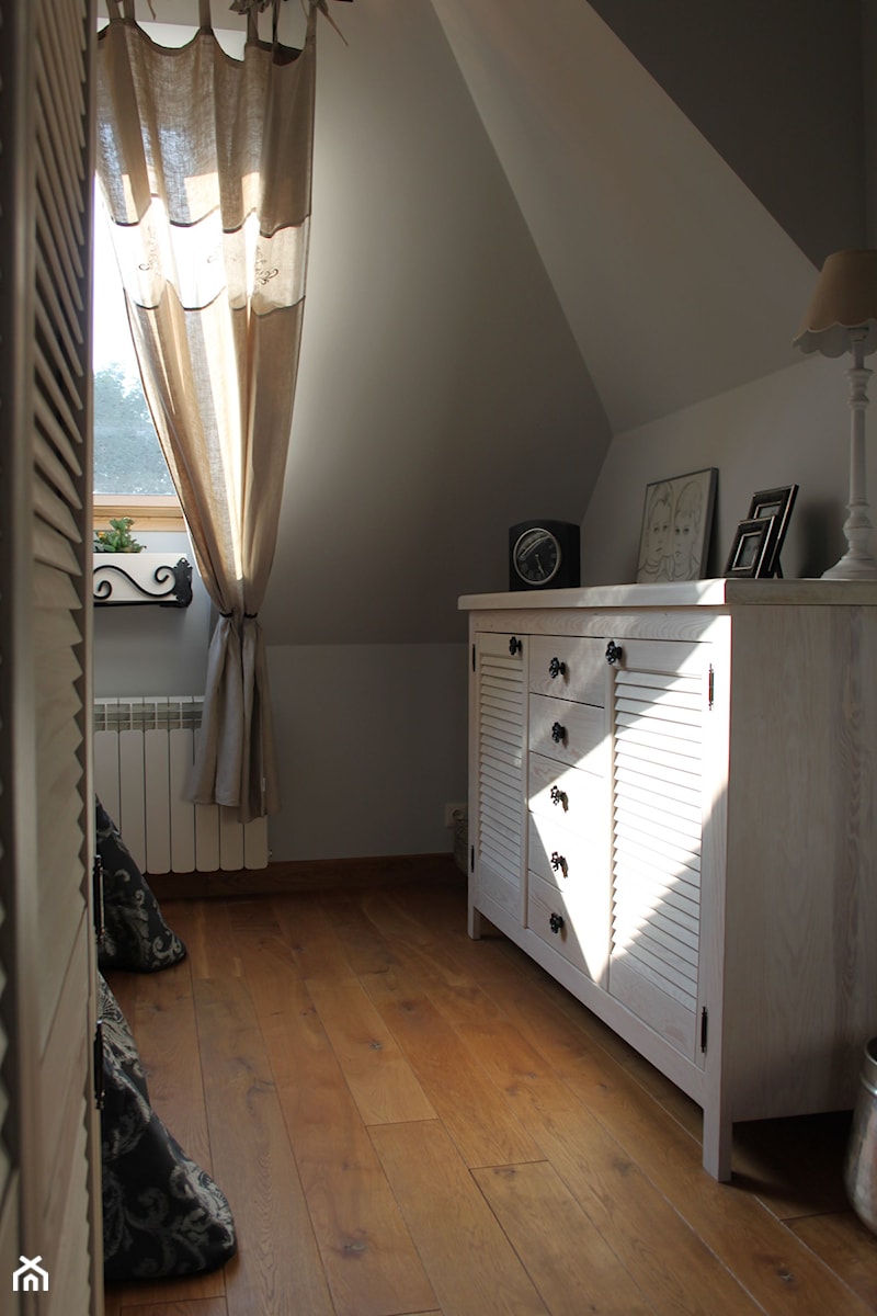 Mieszkanie na poddaszu - Mała biała sypialnia na poddaszu, styl glamour - zdjęcie od HOSTA MEBLE