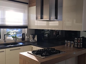 Realizacje - Mała otwarta biała czarna z podblatowym zlewozmywakiem kuchnia w kształcie litery l z wyspą lub półwyspem - zdjęcie od HOSTA MEBLE