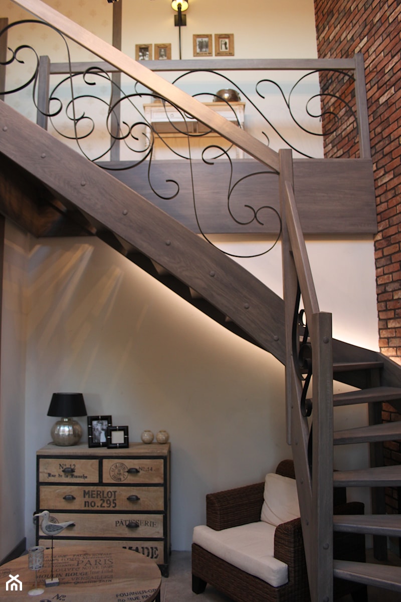 Mieszkanie na poddaszu - Schody zabiegowe wachlarzowe drewniane metalowe - zdjęcie od HOSTA MEBLE