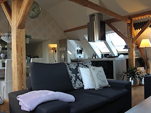 Mieszkanie na poddaszu - Średni salon z kuchnią z jadalnią, styl glamour - zdjęcie od HOSTA MEBLE
