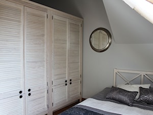 Mieszkanie na poddaszu - Średnia biała sypialnia na poddaszu, styl glamour - zdjęcie od HOSTA MEBLE
