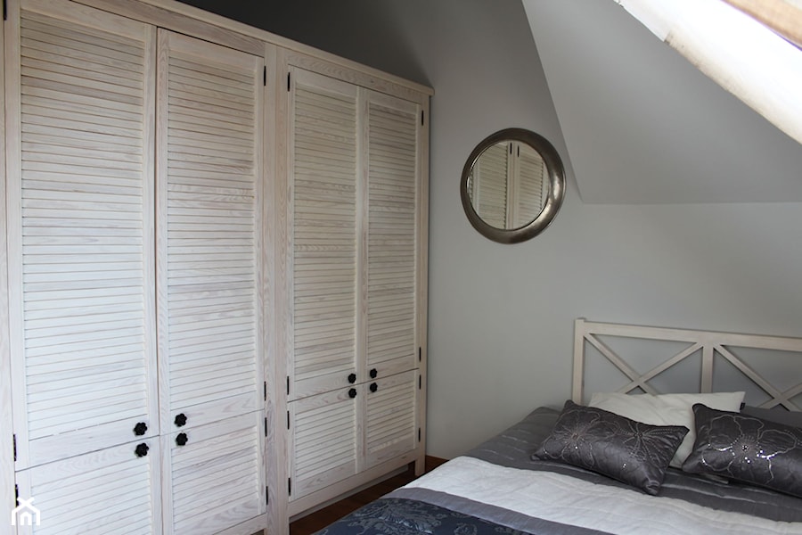 Mieszkanie na poddaszu - Średnia biała sypialnia na poddaszu, styl glamour - zdjęcie od HOSTA MEBLE