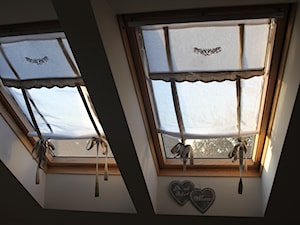 Mieszkanie na poddaszu - Średnia biała sypialnia na poddaszu, styl tradycyjny - zdjęcie od HOSTA MEBLE