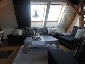 Mieszkanie na poddaszu - Mały biały salon, styl glamour - zdjęcie od HOSTA MEBLE
