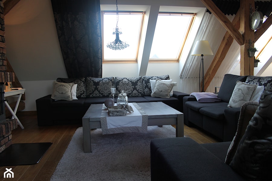 Mieszkanie na poddaszu - Mały biały salon, styl glamour - zdjęcie od HOSTA MEBLE