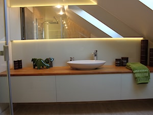 Mieszkanie na poddaszu - Na poddaszu z punktowym oświetleniem łazienka, styl nowoczesny - zdjęcie od HOSTA MEBLE