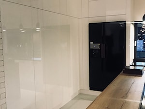 Realizacje - Średnia otwarta z salonem biała z zabudowaną lodówką kuchnia w kształcie litery u - zdjęcie od HOSTA MEBLE