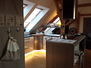 Mieszkanie na poddaszu - Mała otwarta biała kuchnia w kształcie litery g z wyspą lub półwyspem - zdjęcie od HOSTA MEBLE