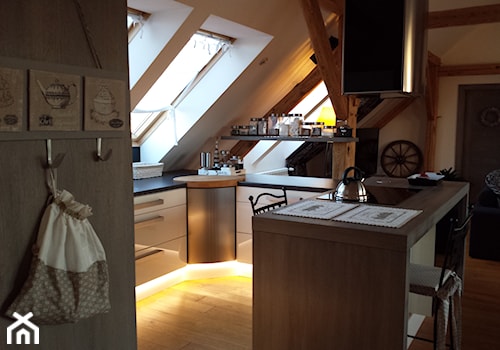 Mieszkanie na poddaszu - Mała otwarta biała kuchnia w kształcie litery g z wyspą lub półwyspem - zdjęcie od HOSTA MEBLE
