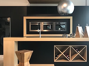 Realizacje - Średnia otwarta z salonem czarna z zabudowaną lodówką kuchnia dwurzędowa, styl nowoczesny - zdjęcie od HOSTA MEBLE