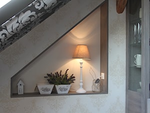 Mieszkanie na poddaszu - Mały beżowy hol / przedpokój, styl glamour - zdjęcie od HOSTA MEBLE