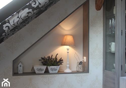 Mieszkanie na poddaszu - Mały beżowy hol / przedpokój, styl glamour - zdjęcie od HOSTA MEBLE