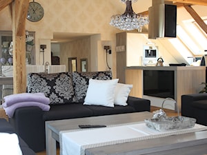 Mieszkanie na poddaszu - Mały pomarańczowy salon z kuchnią z jadalnią, styl glamour - zdjęcie od HOSTA MEBLE