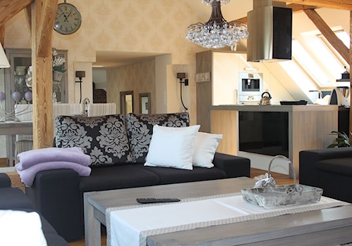 Mieszkanie na poddaszu - Mały pomarańczowy salon z kuchnią z jadalnią, styl glamour - zdjęcie od HOSTA MEBLE