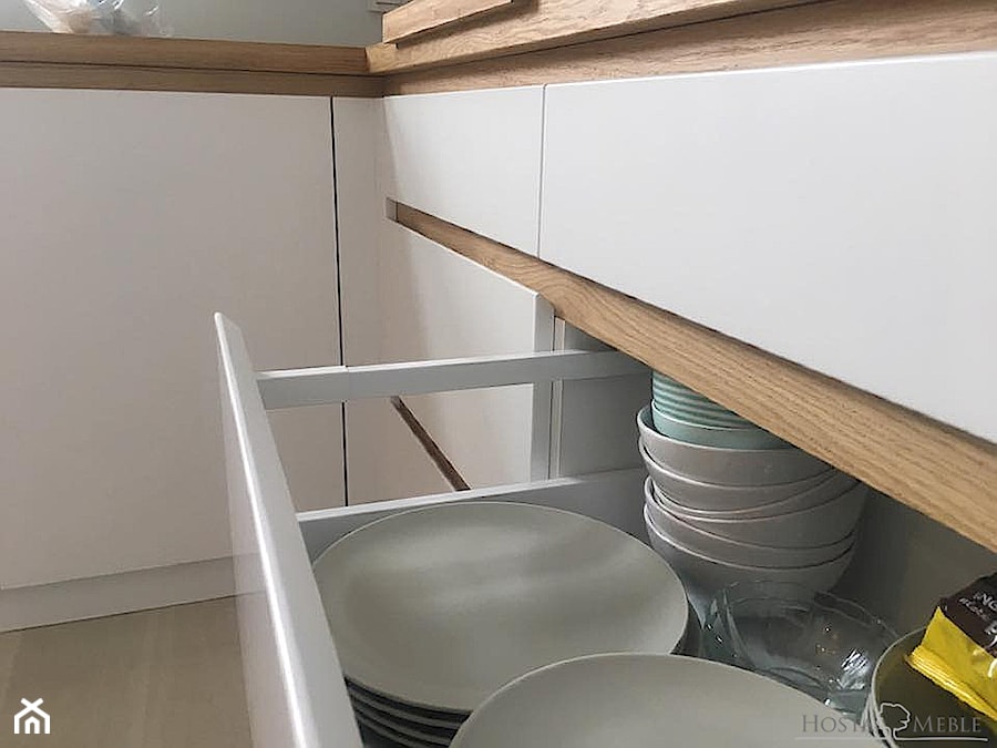Realizacje - Mała szara z zabudowaną lodówką kuchnia w kształcie litery l, styl nowoczesny - zdjęcie od HOSTA MEBLE