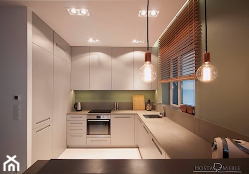 Realizacje - Duża otwarta z zabudowaną lodówką z podblatowym zlewozmywakiem kuchnia w kształcie litery g z oknem, styl nowoczesny - zdjęcie od HOSTA MEBLE