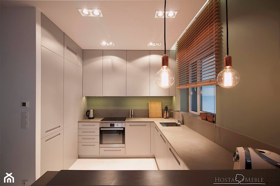 Realizacje - Duża otwarta z zabudowaną lodówką z podblatowym zlewozmywakiem kuchnia w kształcie litery g z oknem, styl nowoczesny - zdjęcie od HOSTA MEBLE