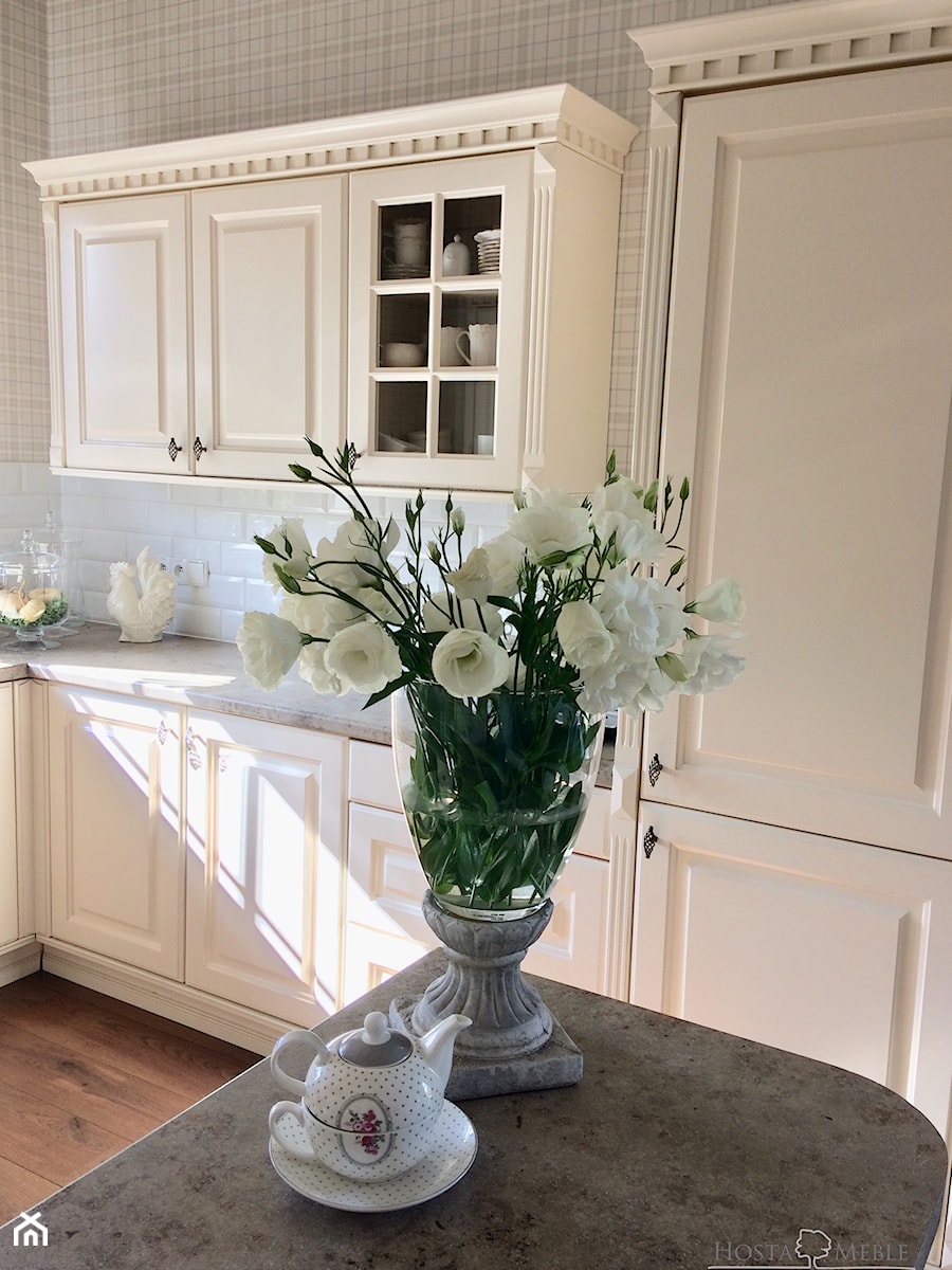Realizacje - Średnia biała z zabudowaną lodówką kuchnia w kształcie litery l z oknem, styl prowansalski - zdjęcie od HOSTA MEBLE