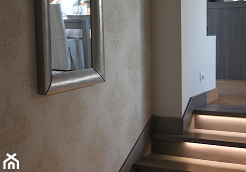 Mieszkanie na poddaszu - Mały biały hol / przedpokój, styl glamour - zdjęcie od HOSTA MEBLE