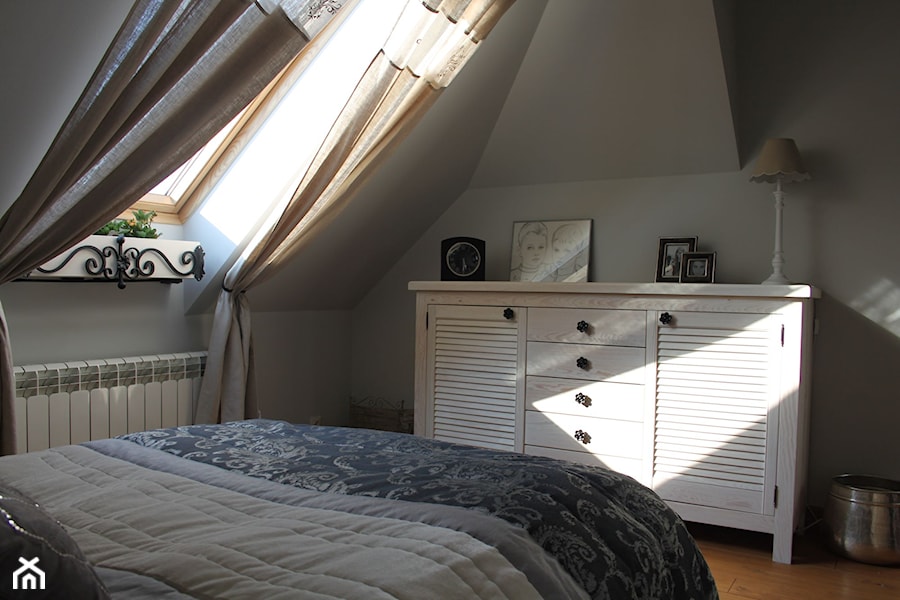 Mieszkanie na poddaszu - Średnia szara sypialnia na poddaszu, styl glamour - zdjęcie od HOSTA MEBLE