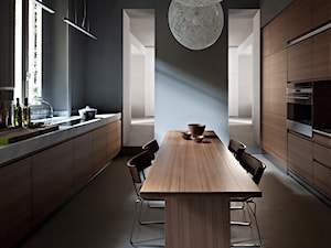 Realizacje - Średnia otwarta biała szara z zabudowaną lodówką kuchnia dwurzędowa z oknem, styl nowoczesny - zdjęcie od HOSTA MEBLE