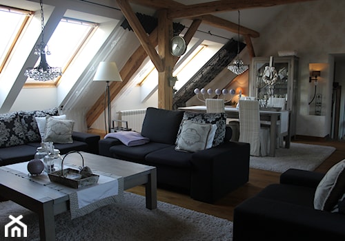 Mieszkanie na poddaszu - Średni beżowy biały salon z jadalnią, styl glamour - zdjęcie od HOSTA MEBLE