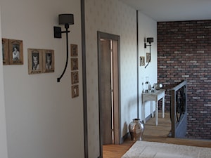 Mieszkanie na poddaszu - Średni biały hol / przedpokój, styl glamour - zdjęcie od HOSTA MEBLE