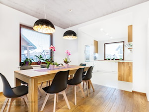 Jadalnia w drewnie na tle białej kuchni - zdjęcie od IN Interior Design