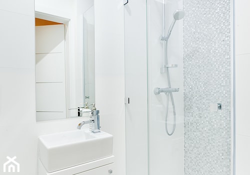Biała łazienka z połyskiem - zdjęcie od IN Interior Design