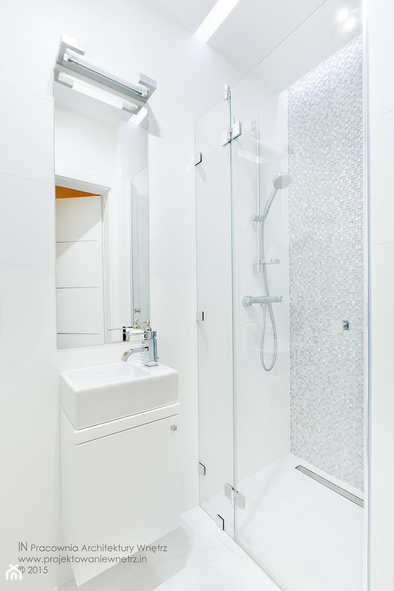 Biała łazienka z połyskiem - zdjęcie od IN Interior Design