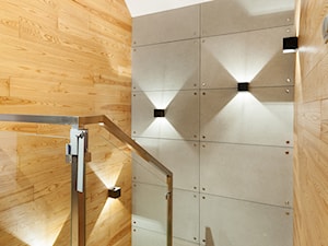 Klatka schodowa z akcentem oświetleniowym - drewno, beton szkło - zdjęcie od IN Interior Design