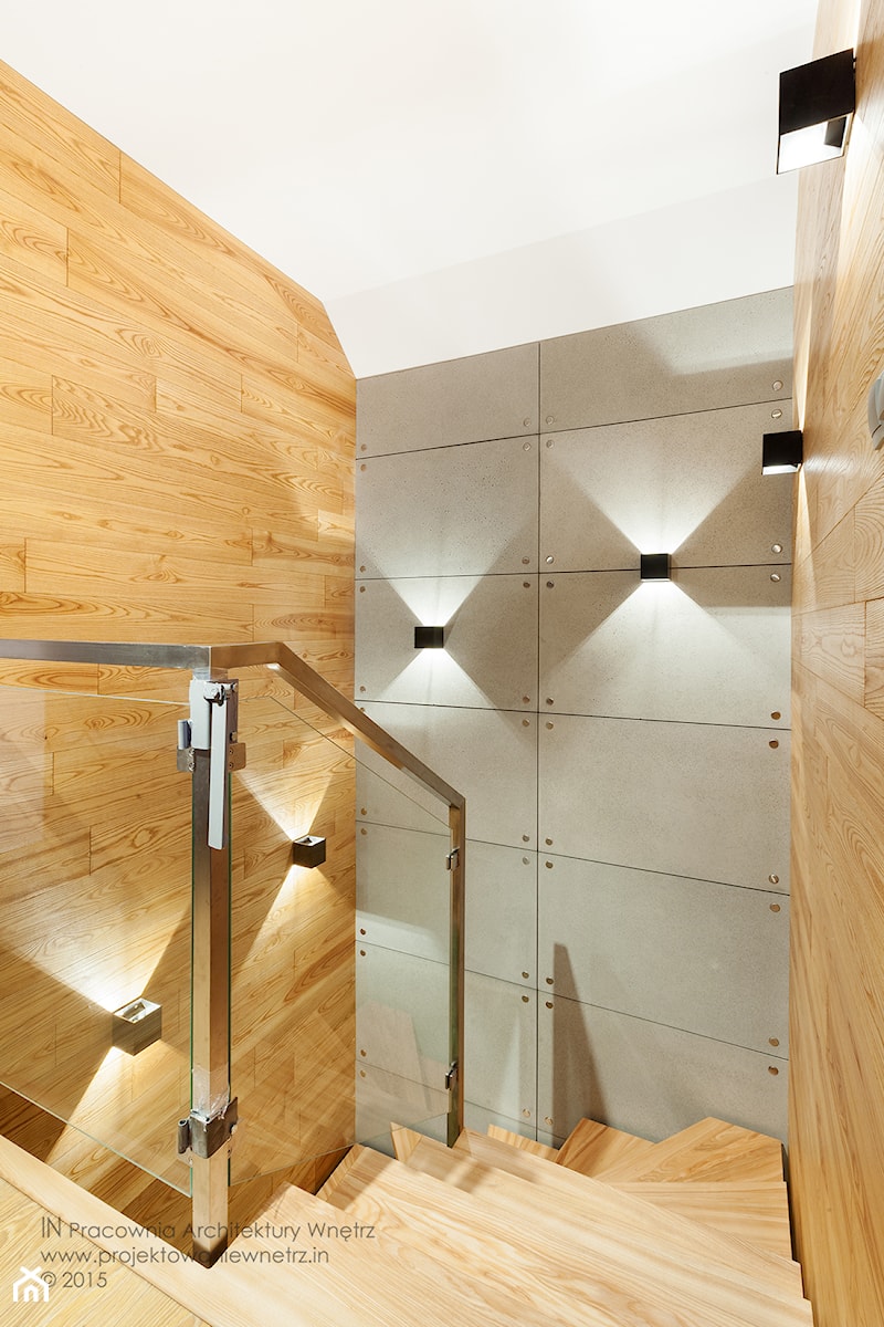 Klatka schodowa z akcentem oświetleniowym - drewno, beton szkło - zdjęcie od IN Interior Design