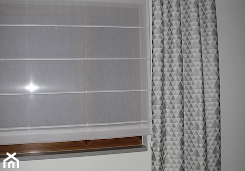 Aranżacja okien. Zasłona z tkaniny 3D. Roleta rzymska. - zdjęcie od Office5 - studio dekoracji okien