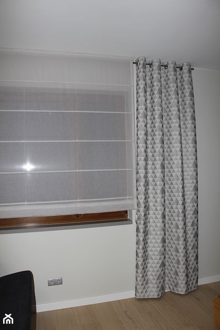 Aranżacja okien. Zasłona z tkaniny 3D. Roleta rzymska. - zdjęcie od Office5 - studio dekoracji okien - Homebook