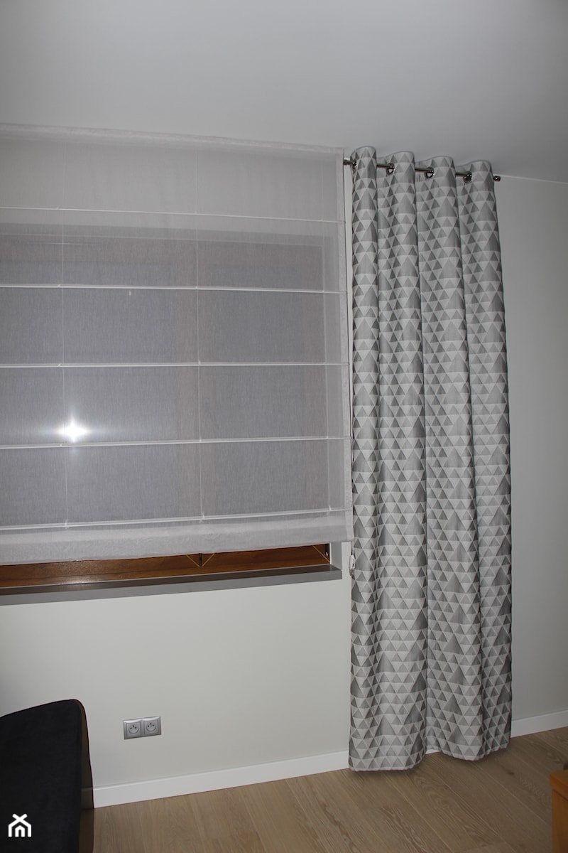 Aranżacja okien. Zasłona z tkaniny 3D. Roleta rzymska. - zdjęcie od Office5 - studio dekoracji okien