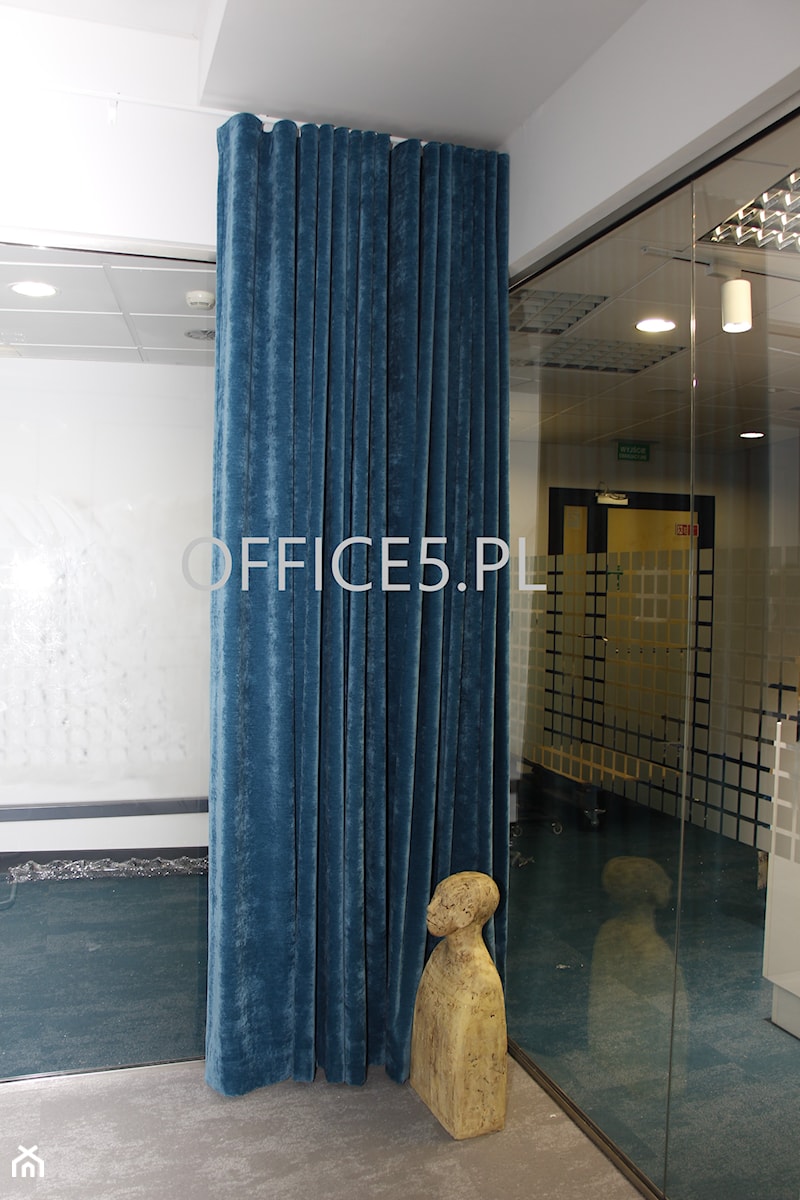 Aranżacja okien - Turkusowe zasłony na systemie fala. - zdjęcie od Office5 - studio dekoracji okien