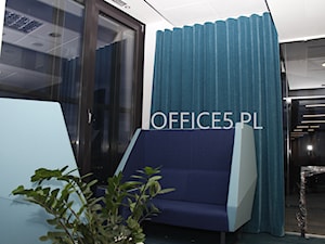 Aranżacja okien - Turkusowe zasłony na systemie fala. - zdjęcie od Office5 - studio dekoracji okien